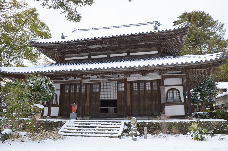 お寺の境内もすっかり雪化粧です